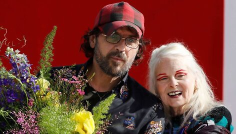 Dizainerė Vivienne Westwood su partneriu Andreasu Kronthaleriu
