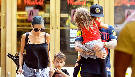 Nicole Richie ir Joelis Maddenas su vaikais 