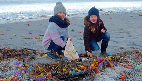 Šiaurės jūros saloje į krantą išmesta gausybė plastikinių kiaušinių su žaisliukais