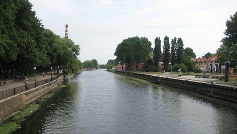 Klaipėdiečiai jau įprato matyti Danės krantinę tuščią. Ilgai laukto „Meridiano“ dar teks palaukti iki rudens. 