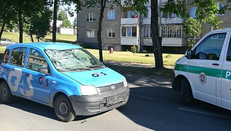 Neblaivus vairuotojas tarnybiniu G4S automobiliu Tauragėje partrenkė vyrą