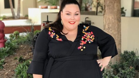 Puo&scaron;ni suknelė (Chrissy Metz)