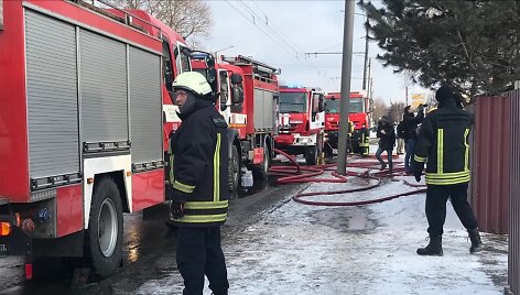Kauno Raudondvario plente užsidegė medinis namas