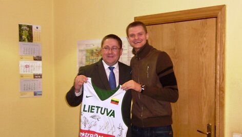 Palangos merui &Scaron;arūnui Vaitkui Renaldas Seibutis įteikė mar&scaron;kinėlius su autografais.