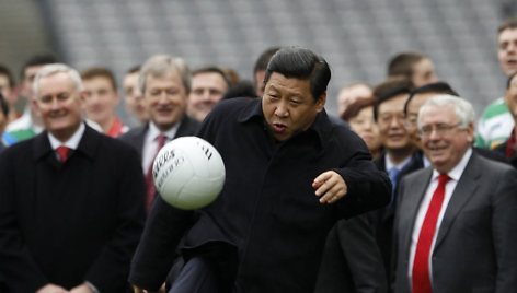 Xi Jinpingas spiria futbolo kamuolį