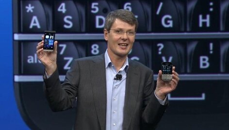 &bdquo;Blackberry&ldquo; vadovas Thorstenas Heinsas pristato naujuosius telefonus.