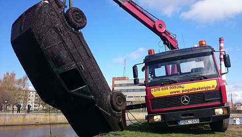 Praėjusiais metais per akciją „Darom“ iš Danės upės dugno ištrauktas automobilis nustebino net narus.