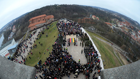 Gedimino pilies bokšte iškelta Lietuvos vėliava