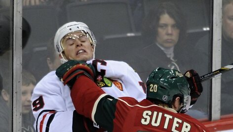 Ryanas Suteris (Minnesota Wild) ir Jonathanas Toewsas (Chicago Blackhawks)