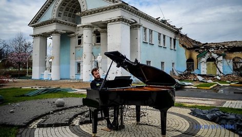 Darius Mažintas skambina F.Chopino noktiurnus karo sugriautoje Irpinėje