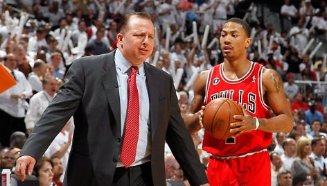 Derrickas Rose'as ir strategas Tomas Thibodeau 