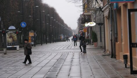 Lietingas &scaron;e&scaron;tadienis Laisvės alėjoje