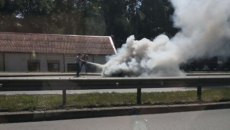 Kaune užsidegusį automobilį pirmieji suskubo gesinti pareigūnai