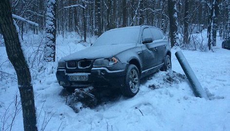 Nuo kelio nulėkęs BMW