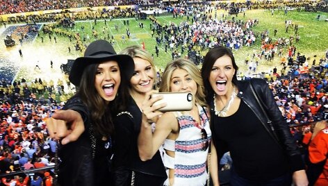 Nina Dobrev ir Julianne Hough su draugėmis