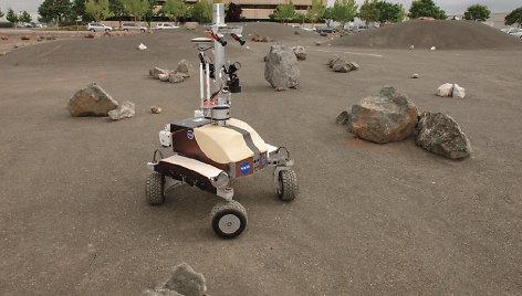 NASA K10 robotas atlieka paviršiaus apžiūrėjimo darbus su integruotomis kameromis ir lazerio sistema