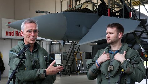 NATO vadovas Jensas Stoltenbergas sėdo prie naikintuvo „Eurofighter“ šturvalo