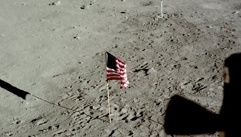 Nuotrauka padaryta po astronautų pasivaikščiojimo, jiems sugrįžus į „Erelį“. Pro iliuminatorių matyti tebestovinti JAV vėliava, ant štatyvo palikta vaizdo kamera ir daugybė pėdsakų. 1969 m. liepos 20 d.