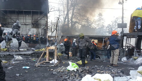 Prie&scaron;akinės barikados Hru&scaron;evskio gatvėje