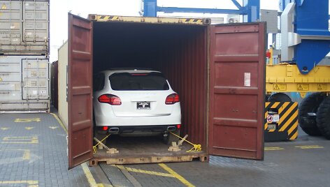 Muitininkai sulaikė krovinį su prabangiais automobiliais. 