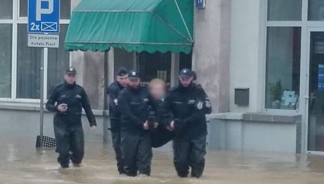 Potvynių apimtoje teritorijoje Lenkijos policija sulaikė plėšiką