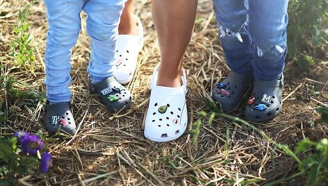 Kas trečias lietuvis jau ne&scaron;ioja &bdquo;Crocs&ldquo; batus?