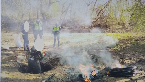 Kaune sulaikyti elektros kabelius deginę vyrai