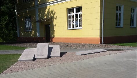 Marijampolėje &ndash; atminimo ženklas žuvusiems už laisvę mokytojams ir mokiniams