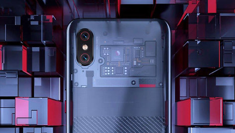 „Xiaomi Mi 8 Explorer Edition“ su skaidria nugarėle