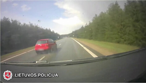 Pareigūnus nustebino &bdquo;VW Golf&ldquo; vairuotojo poelgis: pro į i&scaron;kvietimą skubančius policininkus praskriejo nė nestabtelėjęs