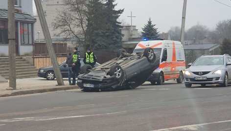 Vilniuje &bdquo;Peugeot&ldquo; rėžėsi į stulpą ir apvirto