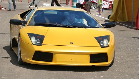 Tautvydas Barštys prie „Lamborghini Murcielago“ vairo 2006-aisiais