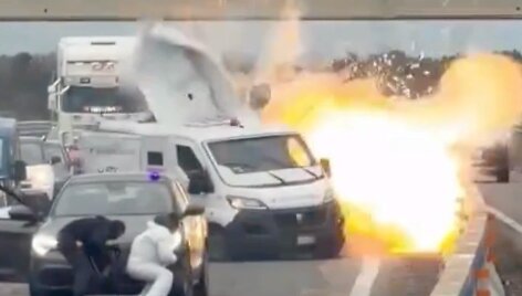 Kaukėti asmenys Italijoje bandė apiplė&scaron;ti inkasatorių automobilį