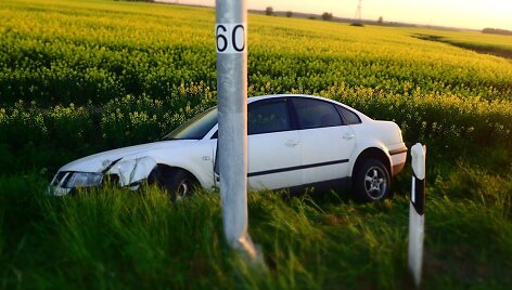 Automagistralėje ties Giraite &bdquo;Passat&ldquo; atsitrenkė į stulpą