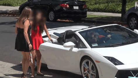 &bdquo;Lamborghini&ldquo; vairuojančiam nepažįstamajam neatsispiria beveik visos moterys