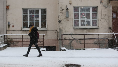 Eismą šalies keliuose sunkina plikledis ir šlapdriba