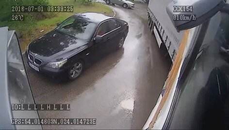 uzfiksuota-kaip-bmw-sedeje-kaunieciai-imitavo-eismo-ivyki
