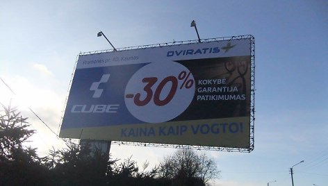 Pykčio bangą sukėlęs reklaminis tentas