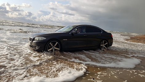 Atostogų iš Švedijos grįžęs lietuvis savo BMW įvažiavo į Baltijos jūrą