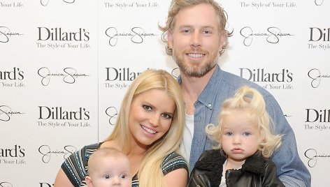 Jessica Simpson ir Ericas Johnsonas su vaikais Ace'u ir Maxwell