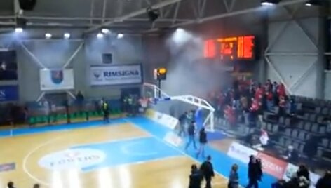 Sirgaliai areną užtvindė dūmais