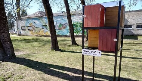 Tokios žaismingai atrodančios knygų mainų dėžutės mieste netrukus bus penkios