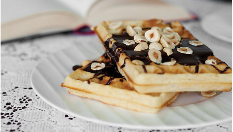 Vafliai su &scaron;okoladiniu padažu ir skrudintais rie&scaron;utais