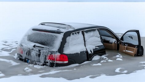 Baltijos jūroje prie Rohukiulos įlūžęs visureigis