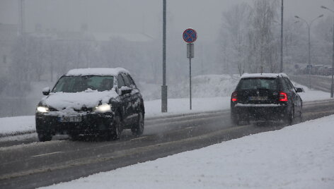 Eismą &scaron;alies keliuose sunkina plikledis ir &scaron;lapdriba