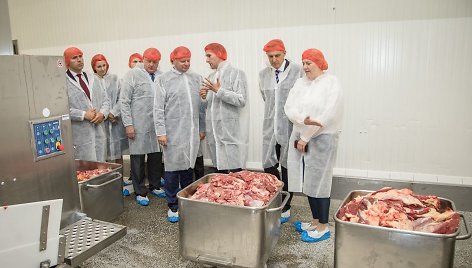 Premjeras S. Skvernelis lankėsi „Biovela group“ įmonėje UAB „Utenos mėsa“