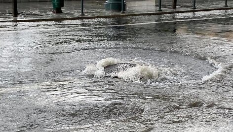 Vilniuje i&scaron; nuotekų &scaron;ulinio veržiasi vanduo