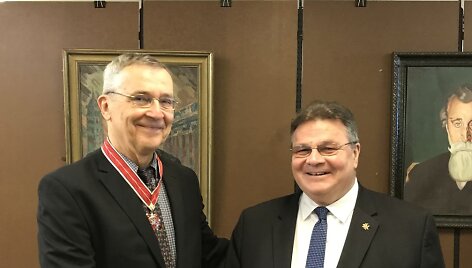 Ministras įteikė Lietuvos diplomatijos žvaigždę dr. Jonui Daugirdui.