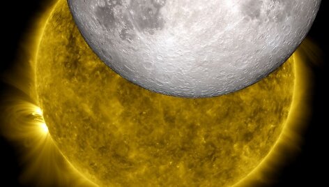 Unikalus Saulės užtemimo kadras. Taip &scaron;į astronominį įvykį matė NASA zondas SDO. Į iliustraciją įkomponuotas ir kito NASA zondo LRO Mėnulio pavir&scaron;iaus vaizdas.