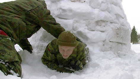 Savanoriai mokosi statyti eskimų namus